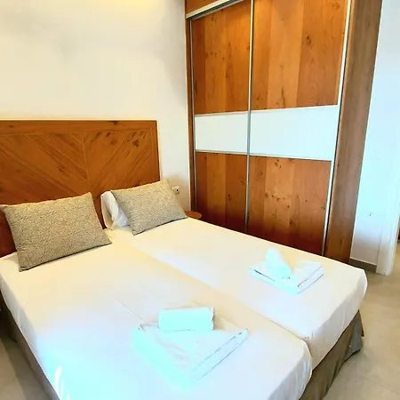Apartman Evi & *